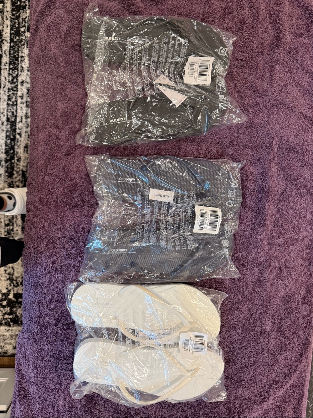 Old Navy Men’s Black and White Flip-Flop Set - Black & White